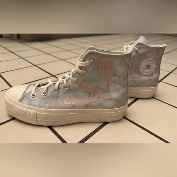 Converse Women's Chuck Taylor Lift Platform in Light Dew / Egret / Silver - Picture 2 of 6